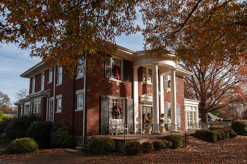 A GRACIOUS HOME FOR THE HOLIDAYS